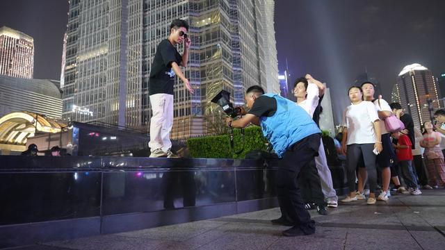 :公安设“摄影岗”发放防走失手环PG电子麻将胡了2上海大客流景区(图1) :公安设“摄影岗”发放防走失手环PG电子麻将胡了2上海大客流景区(图1)