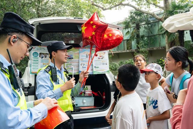 :公安设“摄影岗”发放防走失手环PG电子麻将胡了2上海大客流景区(图4) :公安设“摄影岗”发放防走失手环PG电子麻将胡了2上海大客流景区(图4)