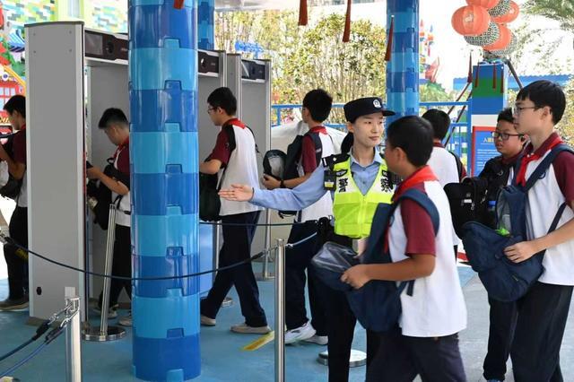 :公安设“摄影岗”发放防走失手环PG电子麻将胡了2上海大客流景区(图3) :公安设“摄影岗”发放防走失手环PG电子麻将胡了2上海大客流景区(图3)