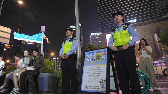 :公安设“摄影岗”发放防走失手环PG电子麻将胡了2上海大客流景区(图2) :公安设“摄影岗”发放防走失手环PG电子麻将胡了2上海大客流景区(图2)